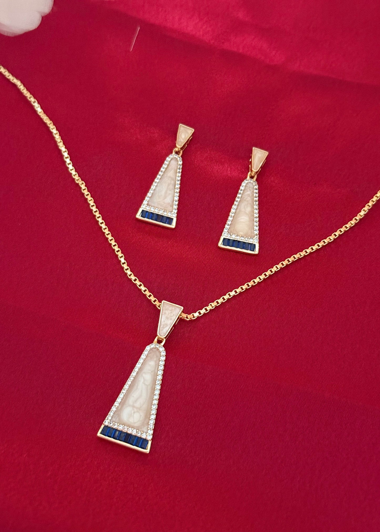 Pearl Gold Radiance Pendent Set