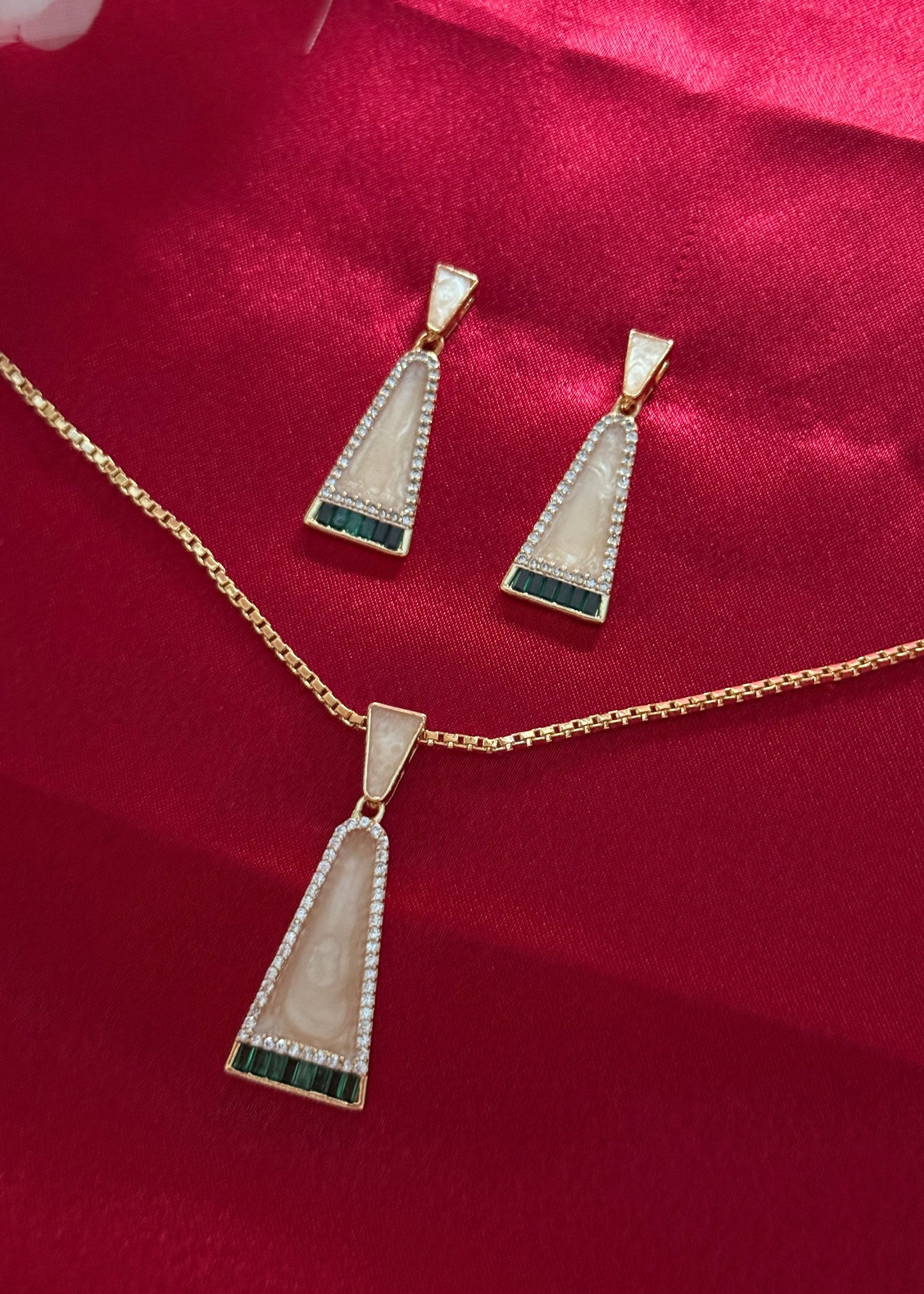 Pearl Gold Radiance Pendent Set