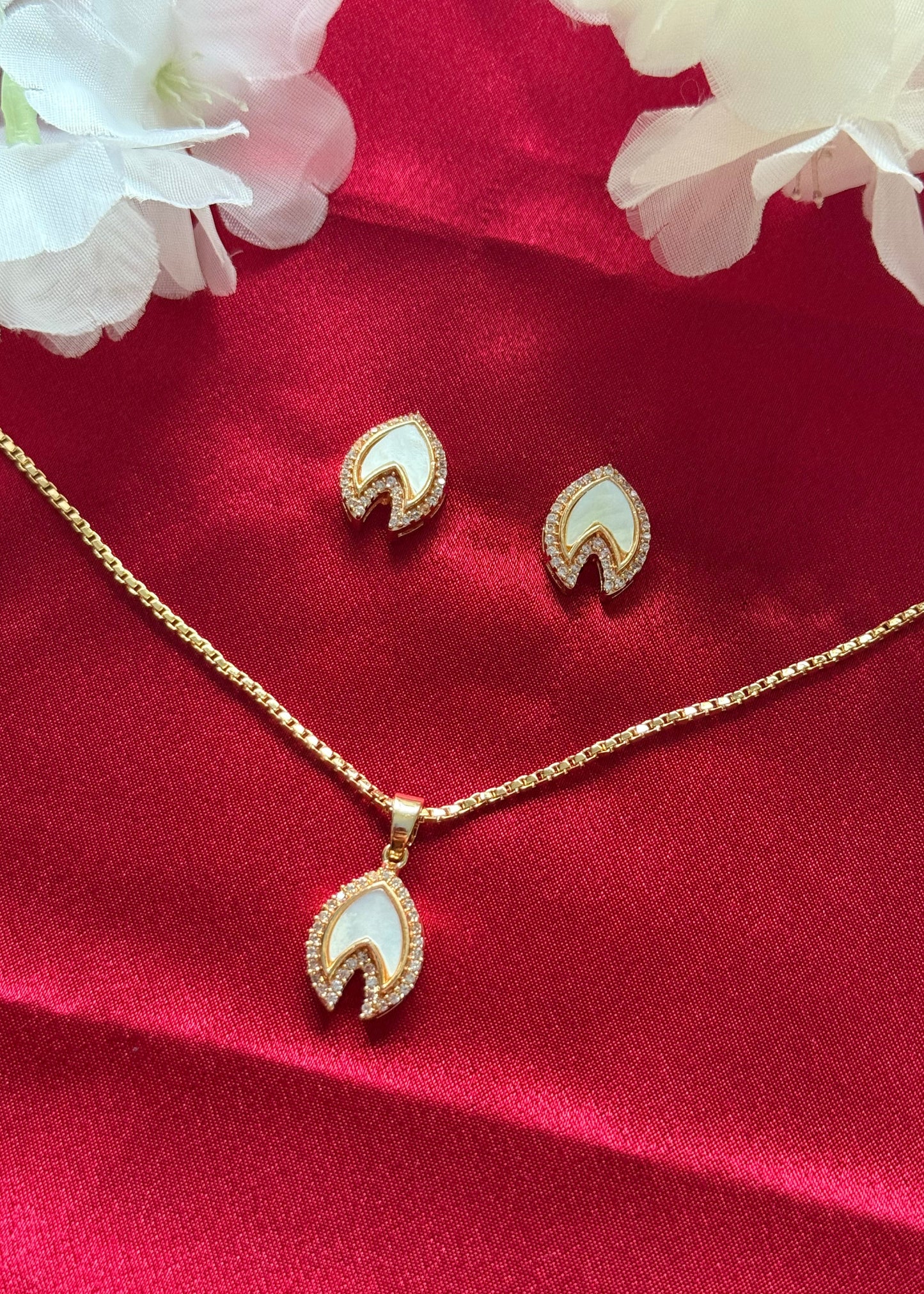 Aurora Bud Pendant Set