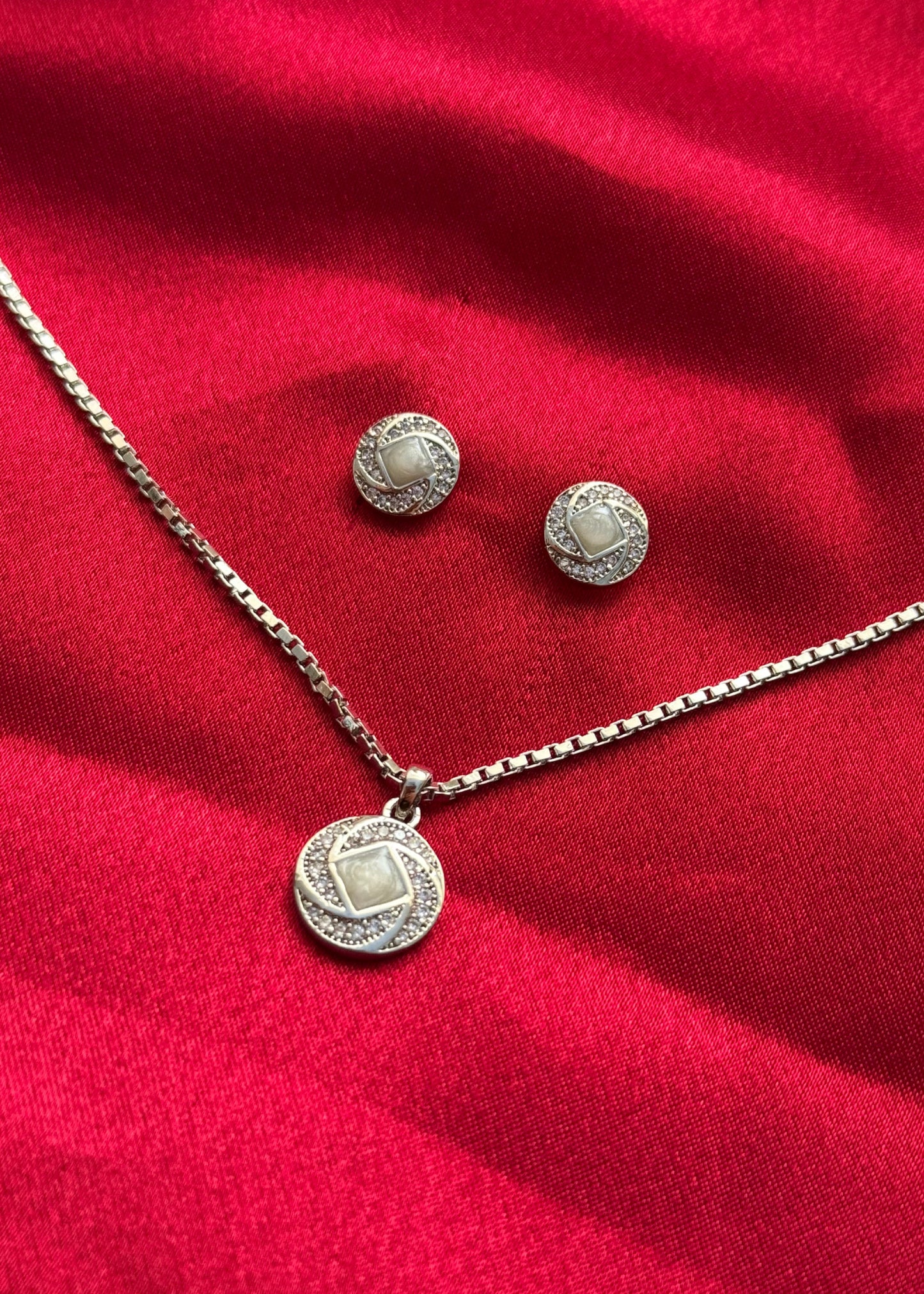 Starra Pendant Set