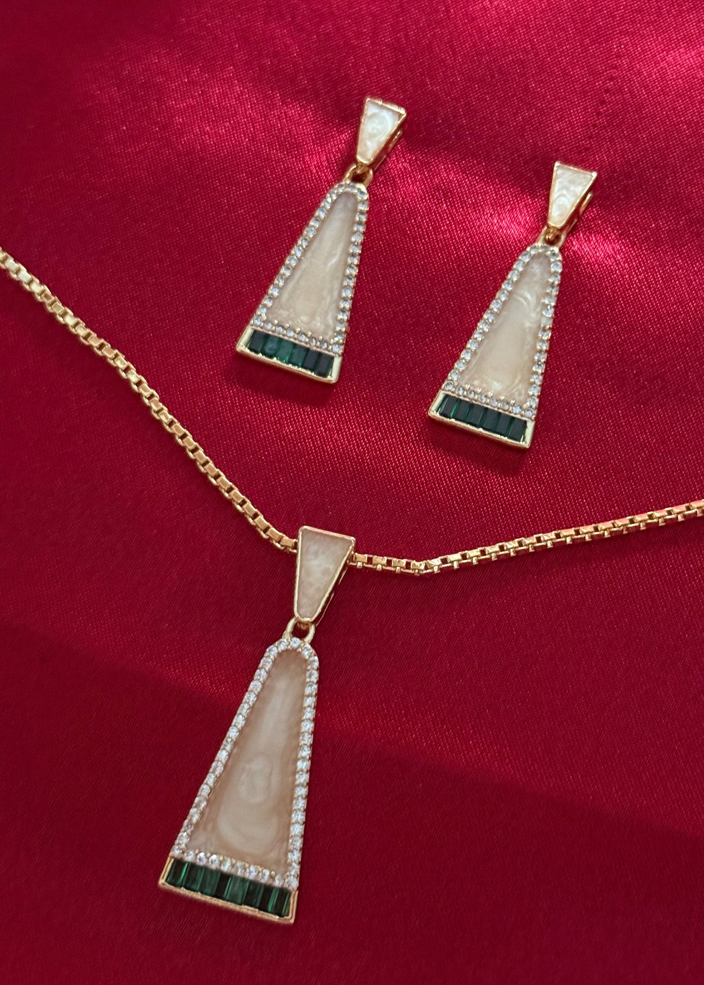 Pearl Gold Radiance Pendent Set