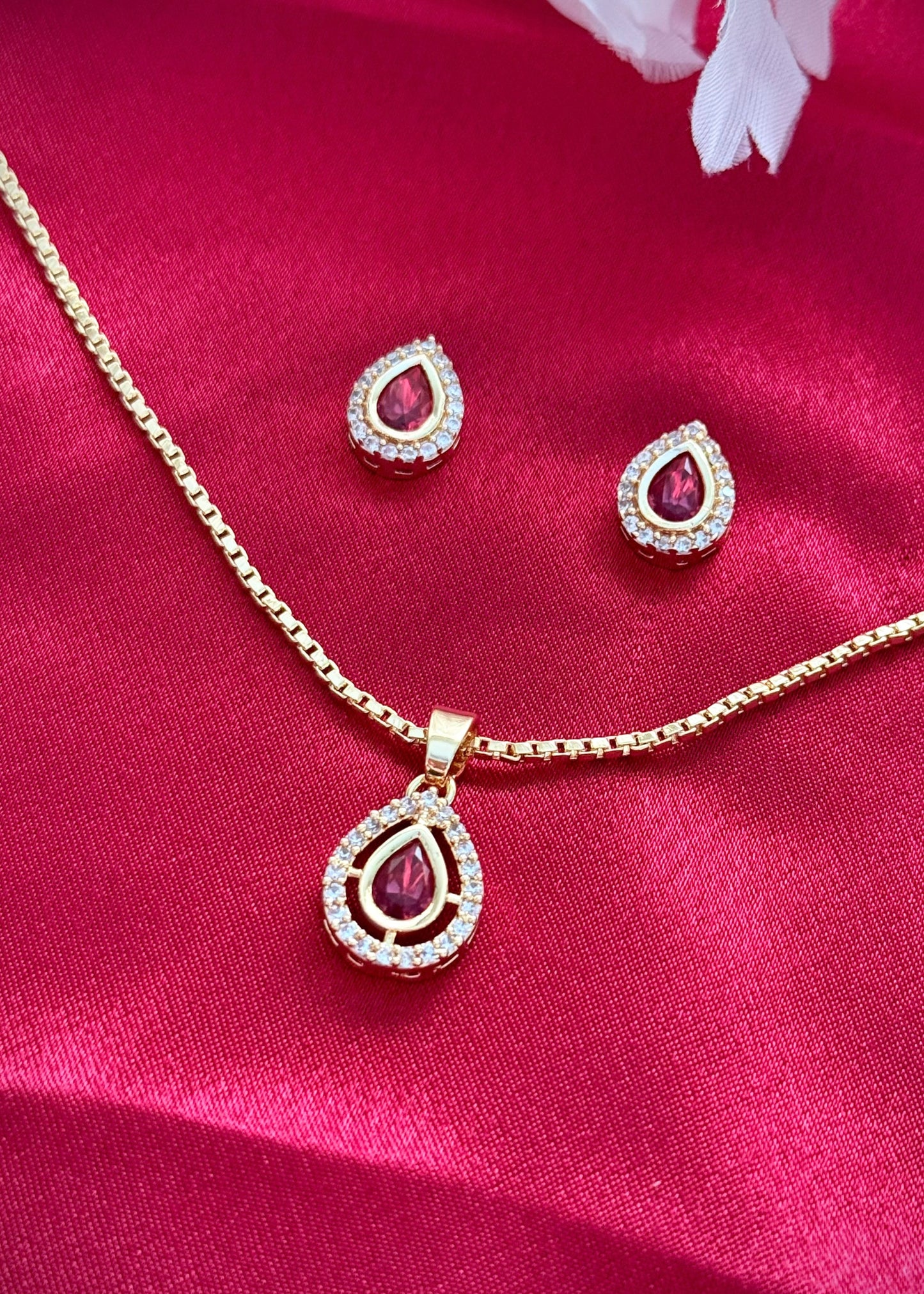 Amara Pendent Set