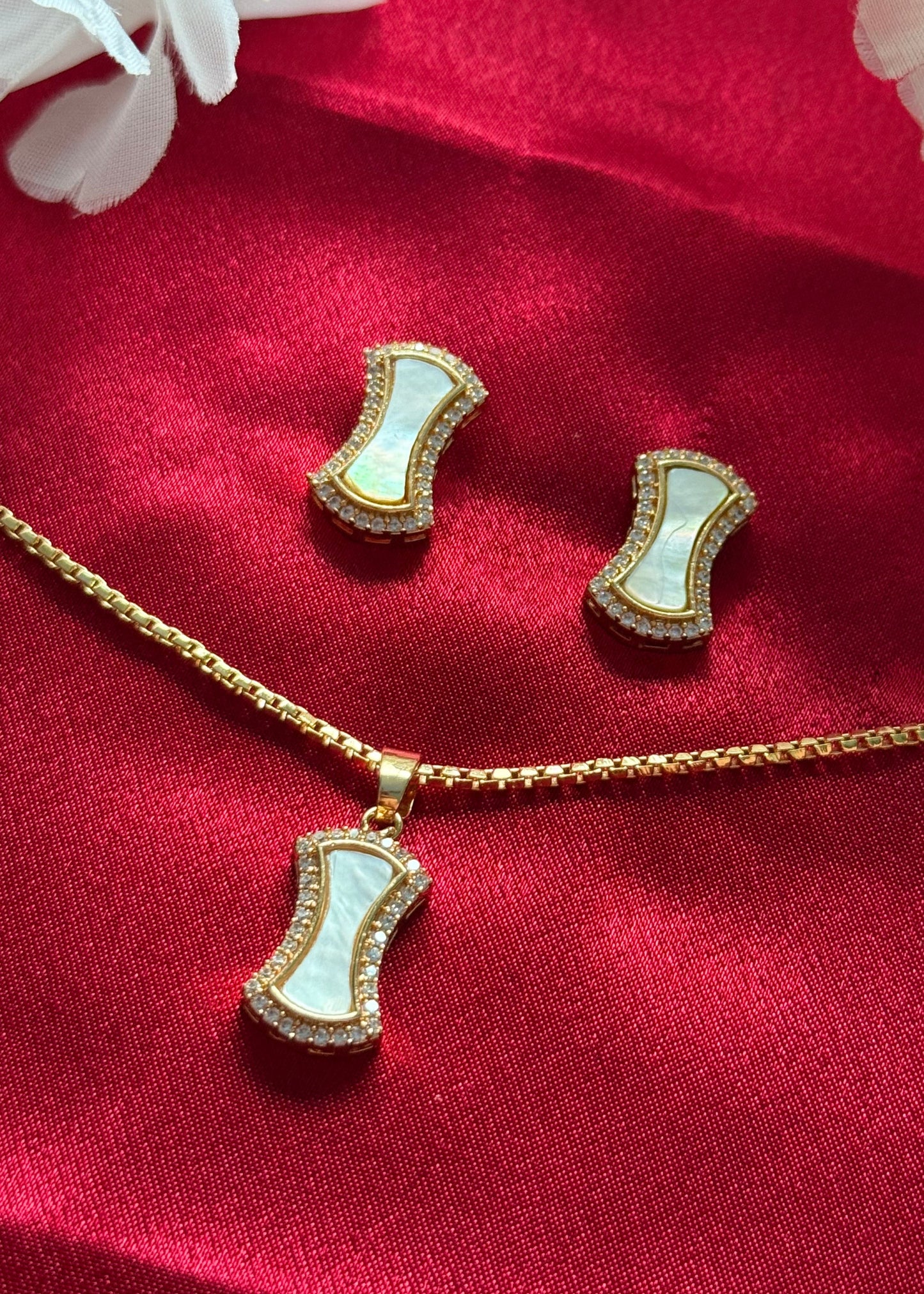 Sylveris Pendant Set
