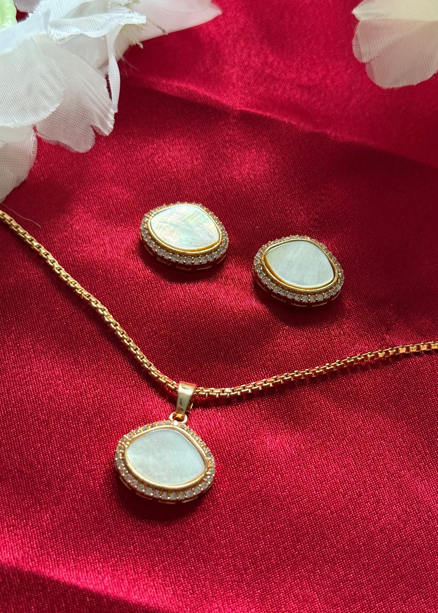 Serene Pendant Set