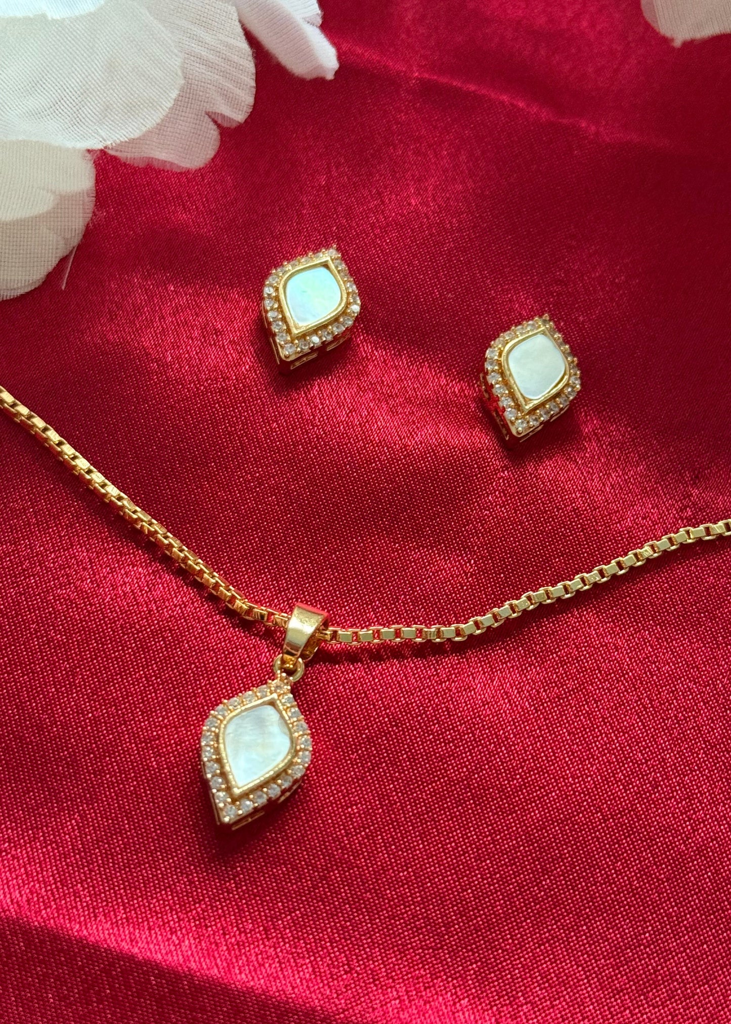 Zivana Pendant Set