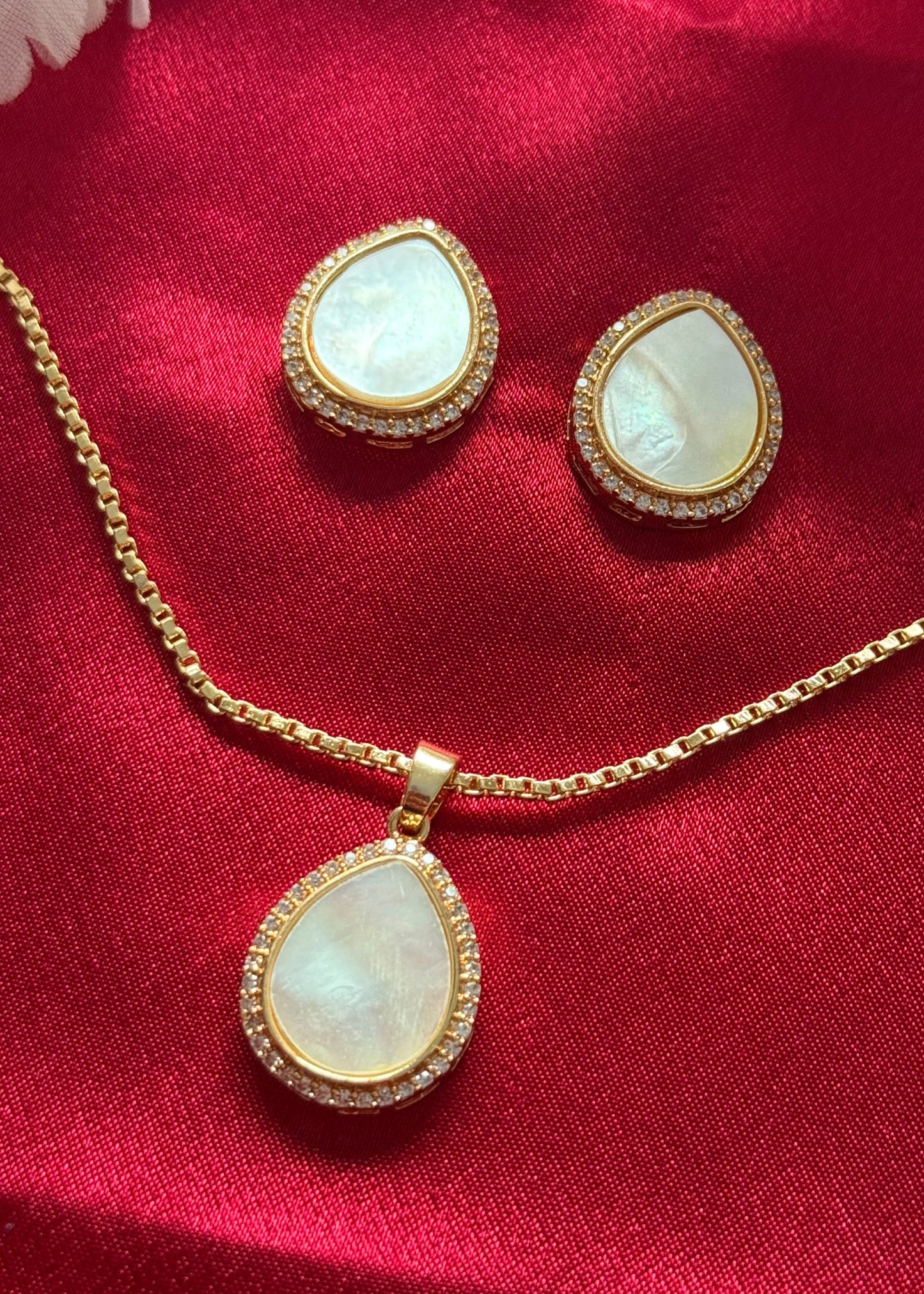 Pearldrop Pendant Set