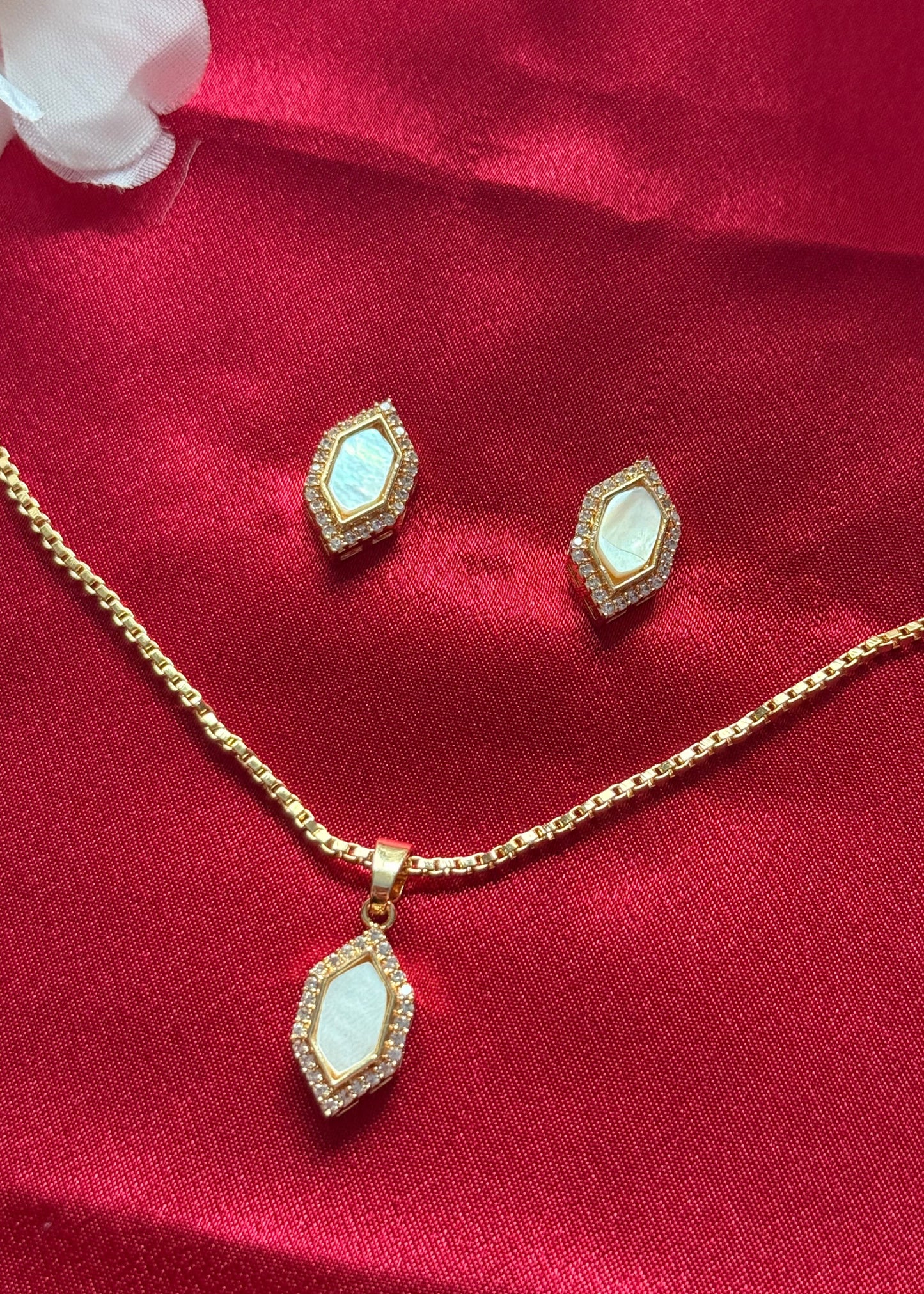 Belliza Pendent Set