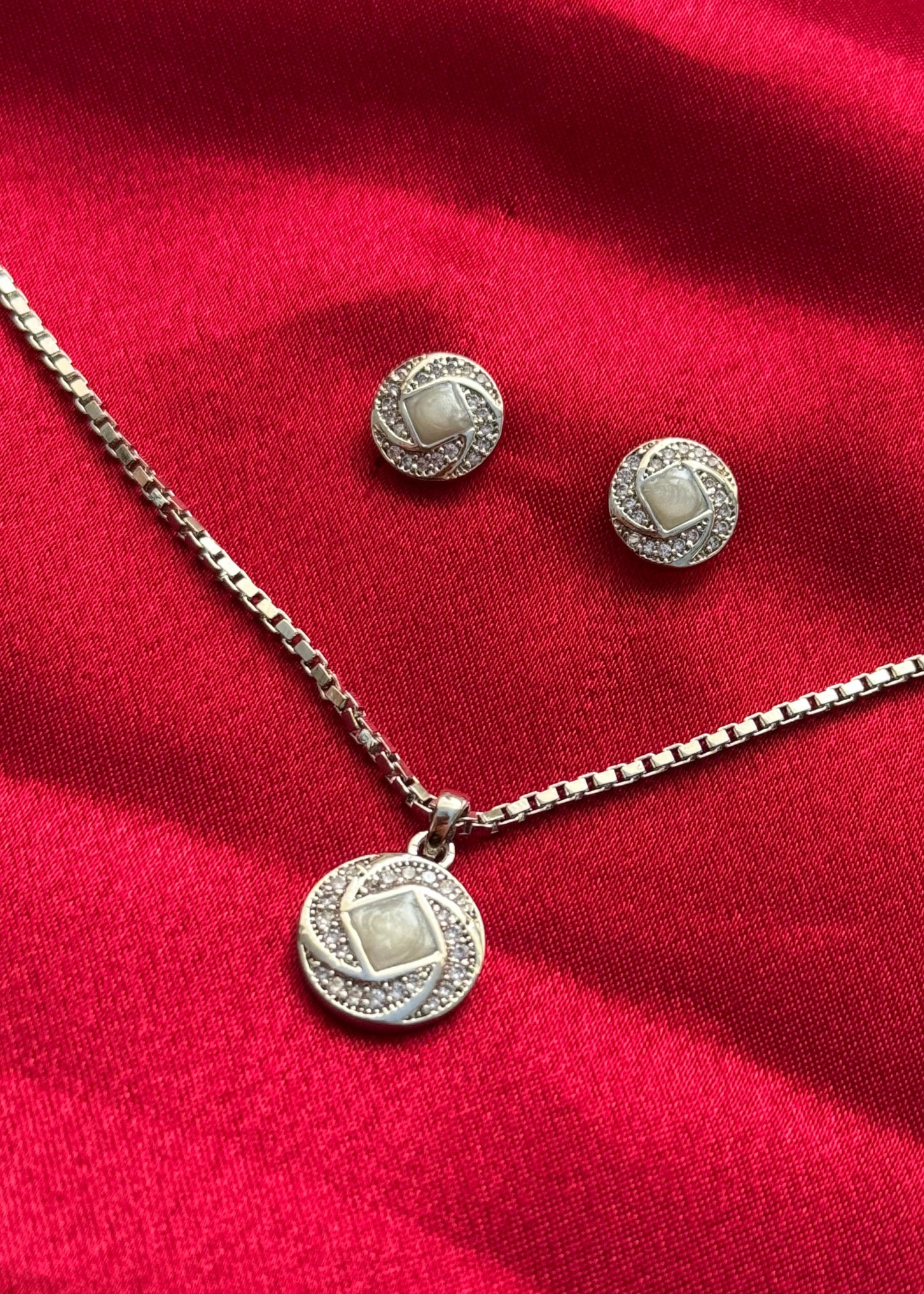 Starra Pendant Set