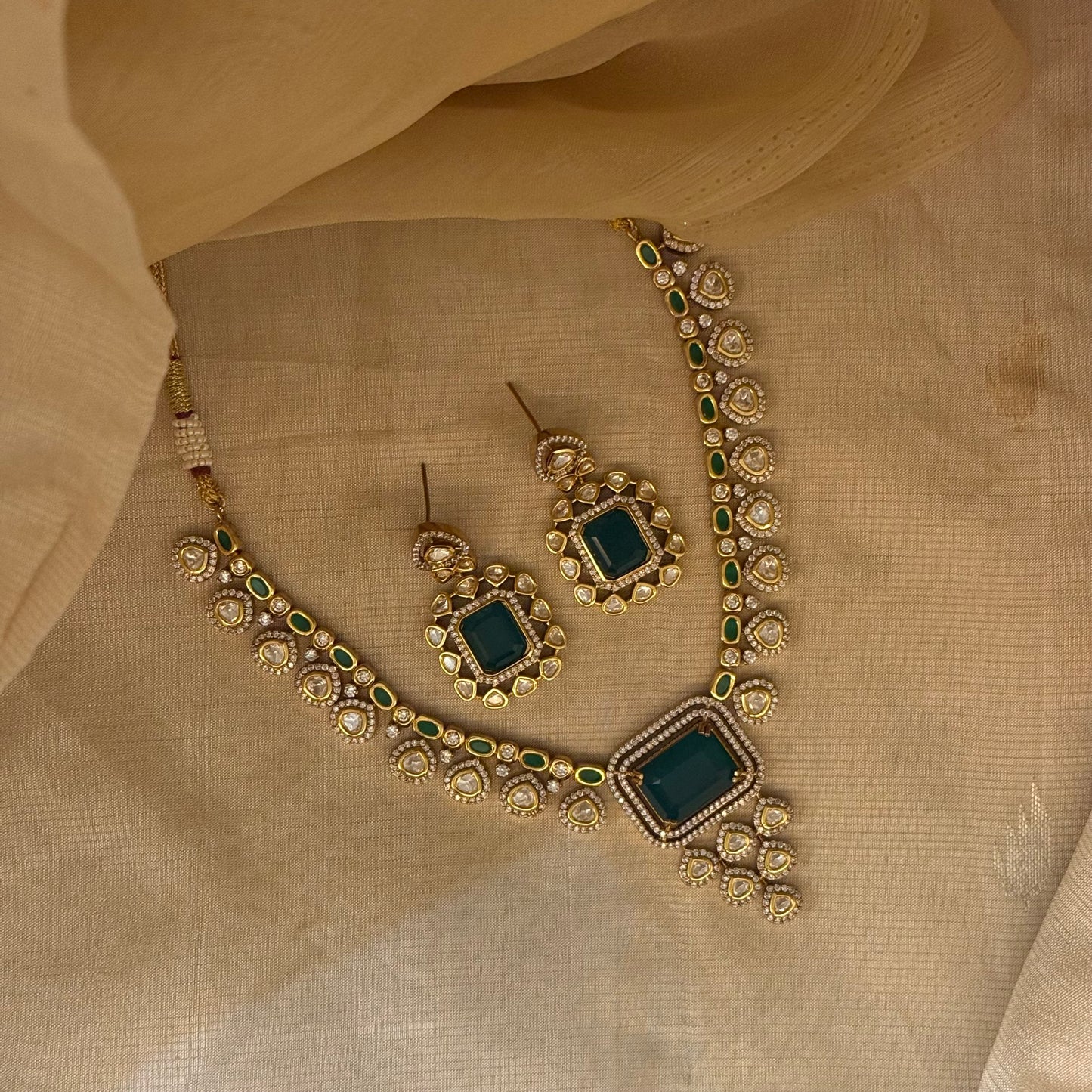 Rajsi Panna Necklace Set
