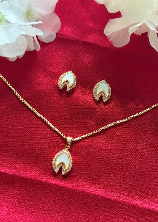 Aurora Bud Pendant Set