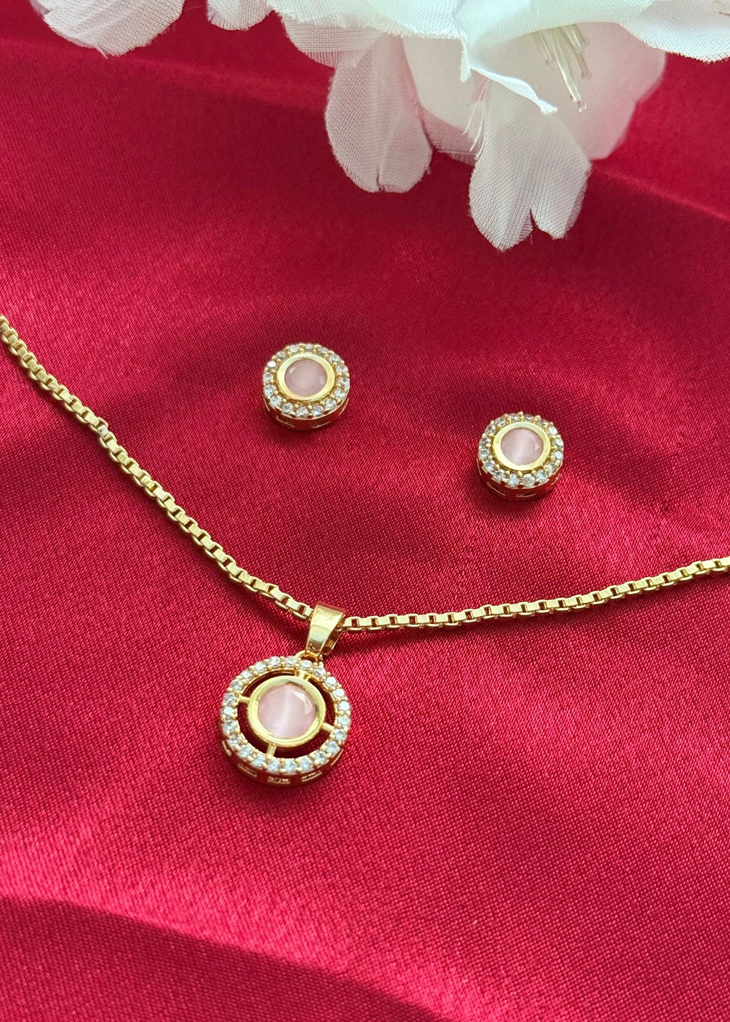Nivara Pendant Set