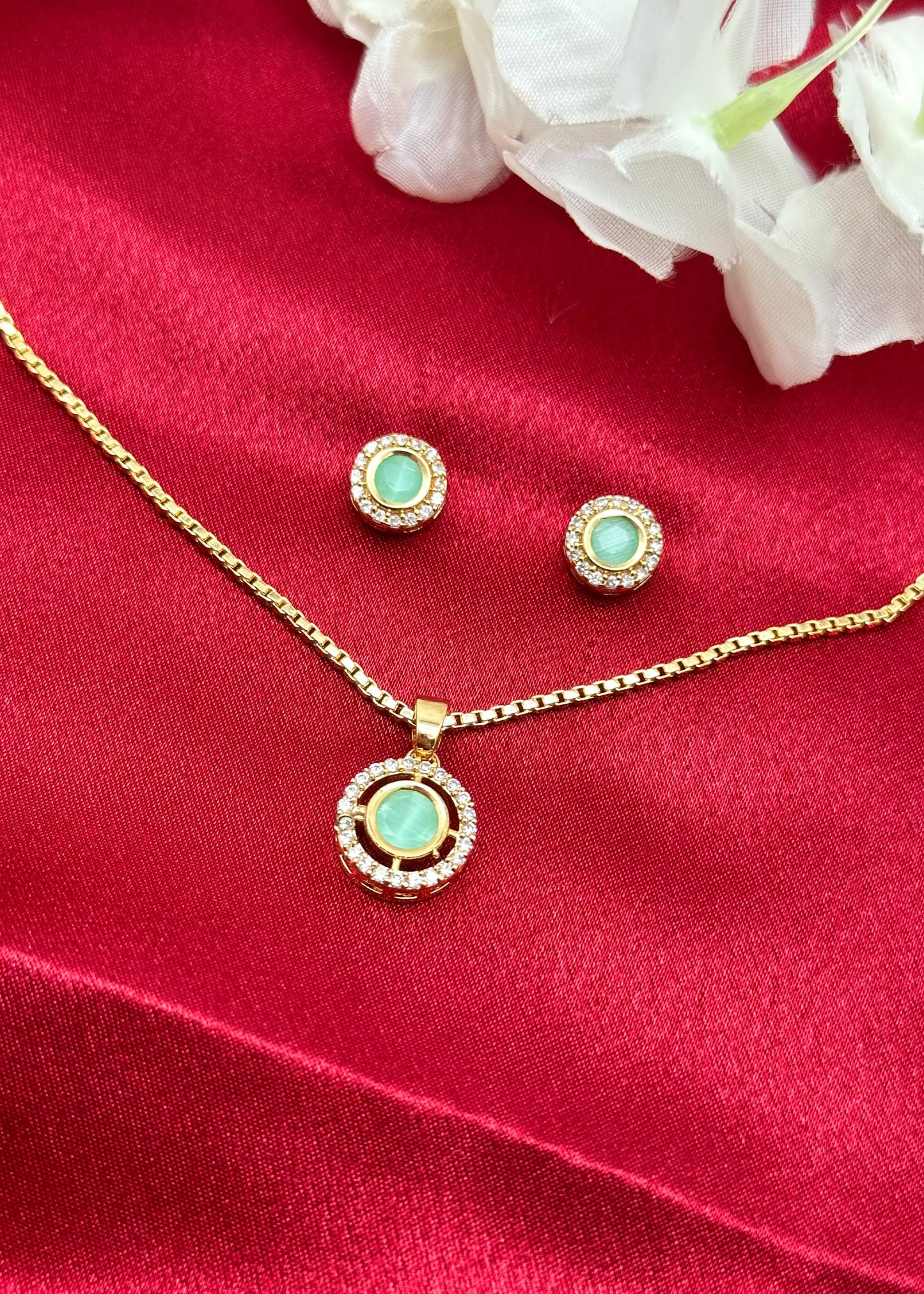 Nivara Pendant Set