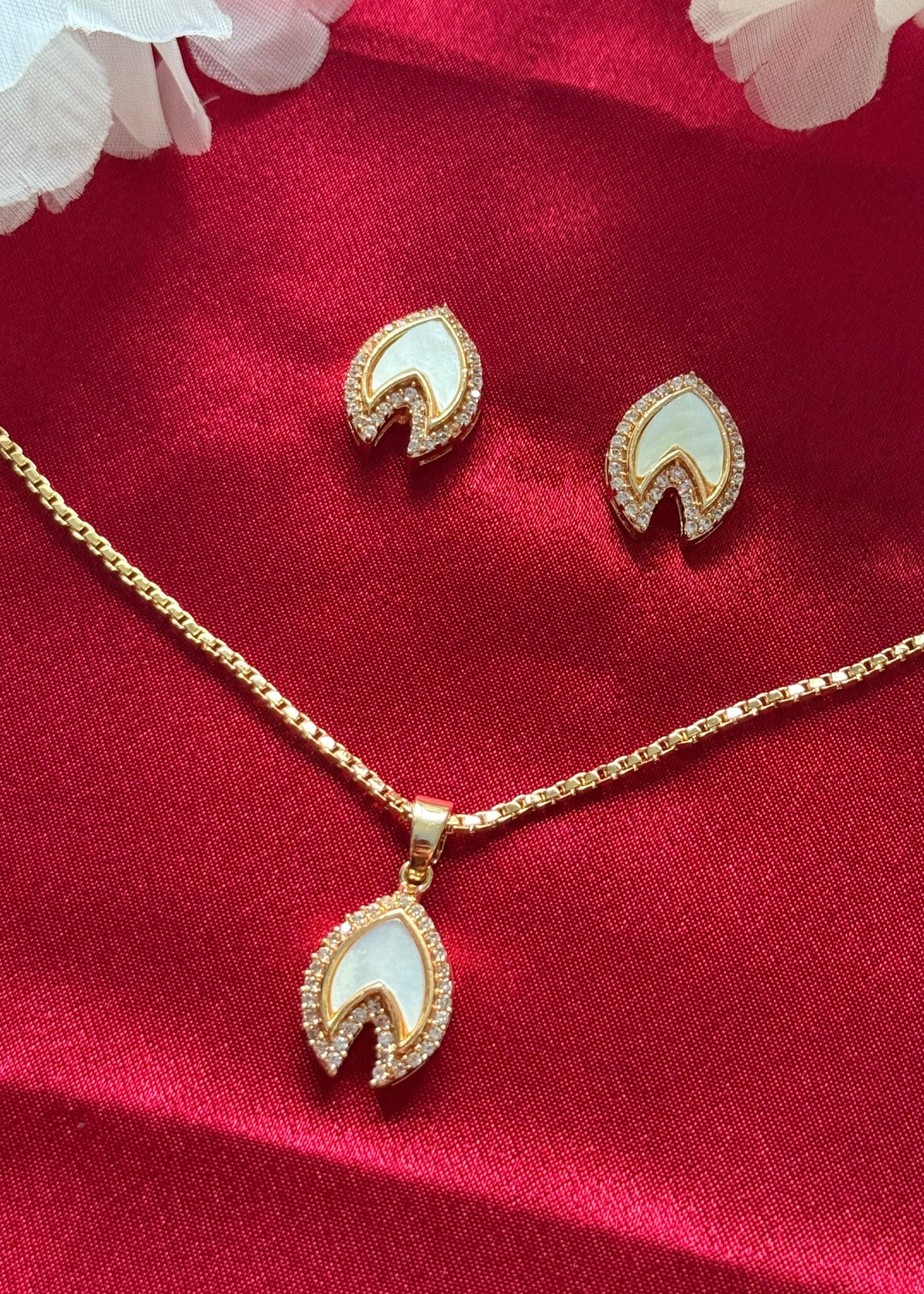Aurora Bud Pendant Set